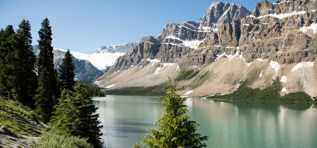 montagnes enneigées, lac, ciel blue et végétation, canada