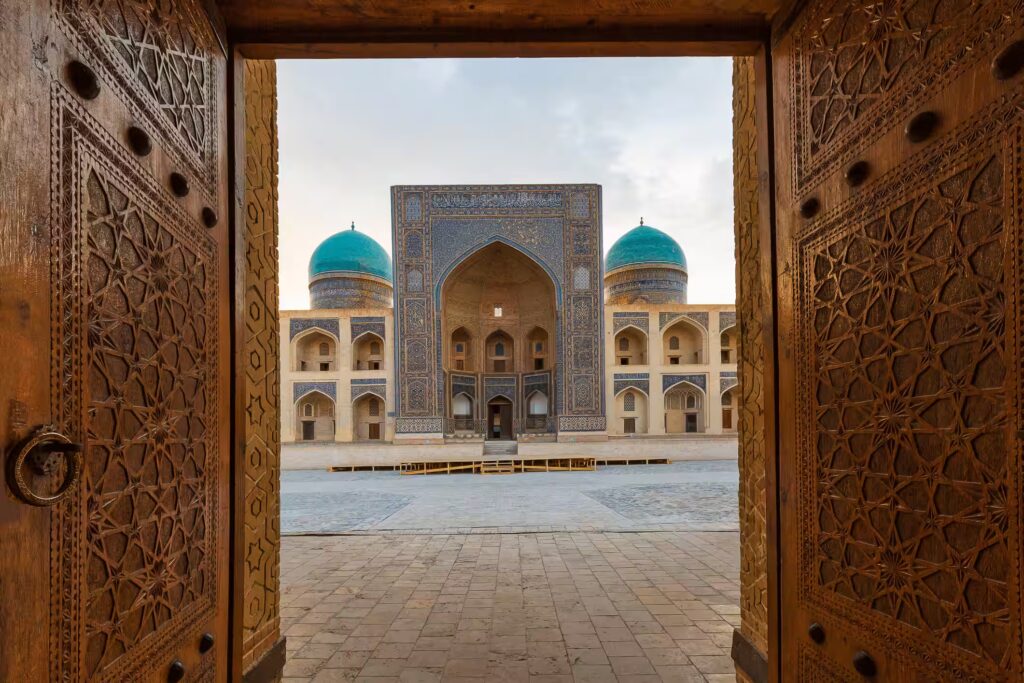 Porte en bois ouverte sur madressa, Boukhara, Ouzbékistan