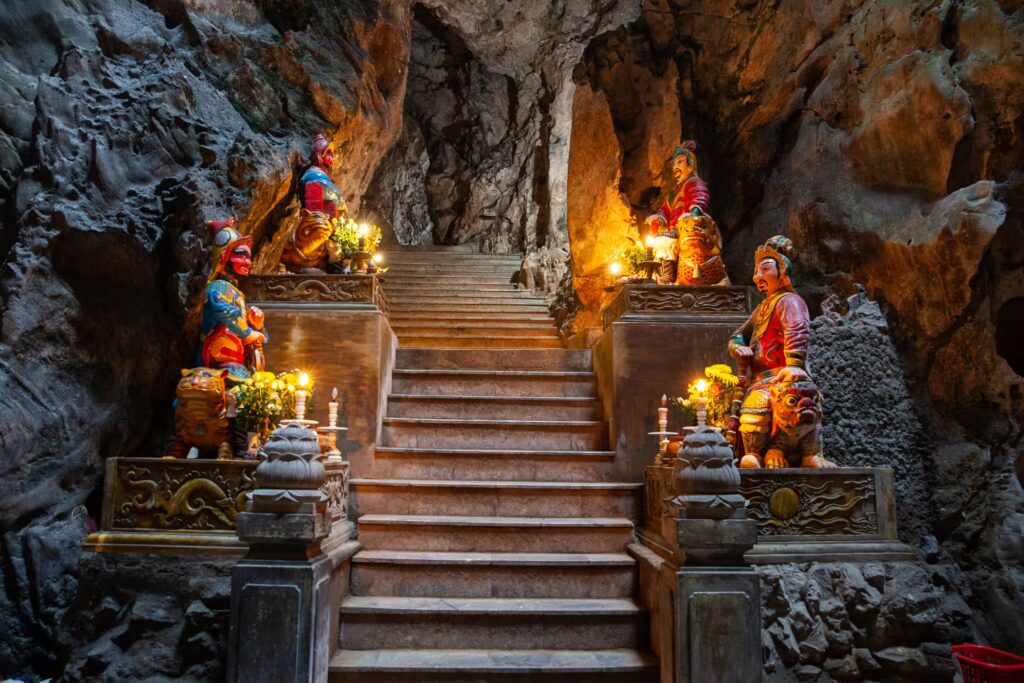 Pagode interne avec escalier et de chaque coté bougies et statuettes, Vietnam
