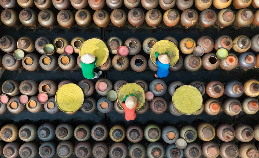 personnes travaillant avec poudre colorée, Vietnam