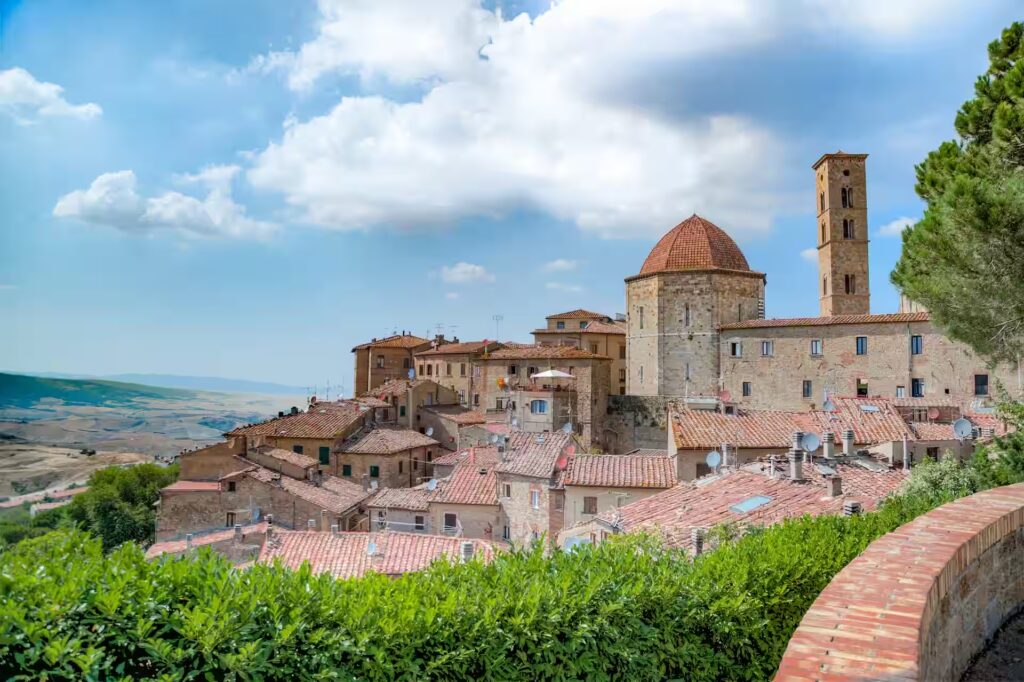 Vieux village de Toscane, vue sur les toits de tuile et le paysage en arrière plan, Italie