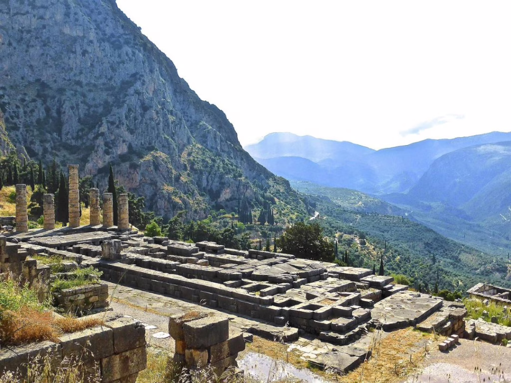 Ruines de temple à Delphes en Grèce