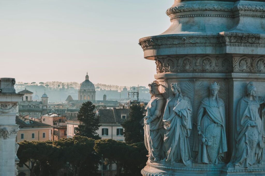 Végétation, habitations et statues sur un batiment