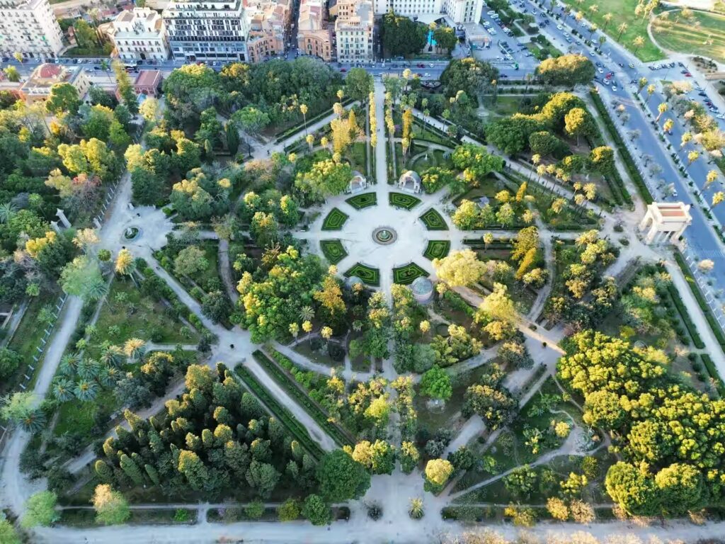 Vue aerienne d'un jardin bien entretenu constitué d'arbres et d'arbustes bien vert et de chemins our y circuler