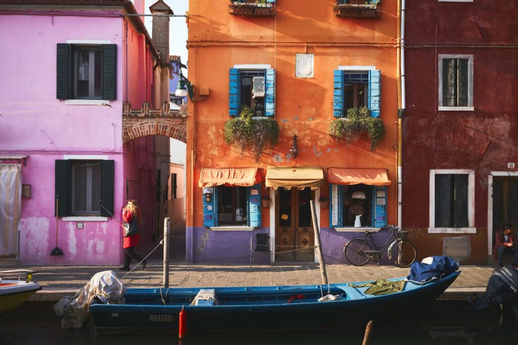 Gondole, Quai et immeubles d'habitations colorés