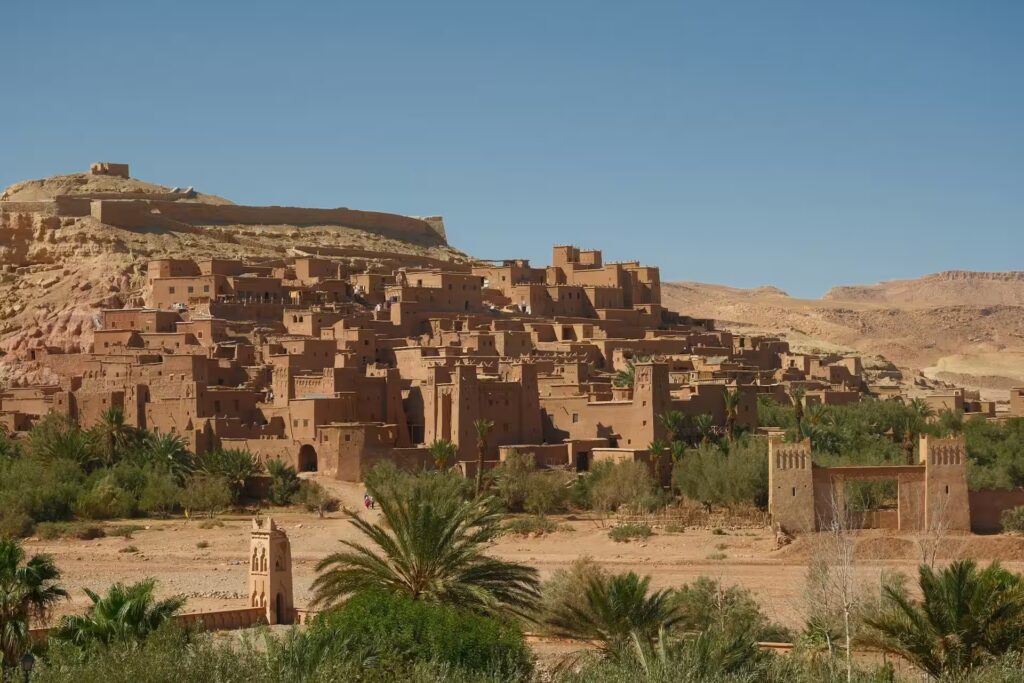Village dans le désert avec un peu de végétation verte