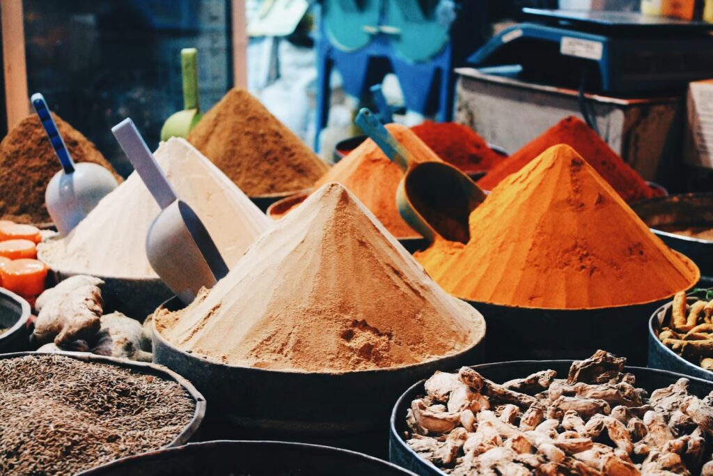 Tonneaux remplies de poudres d'épices, de racines et autre produits sun un étal de marché