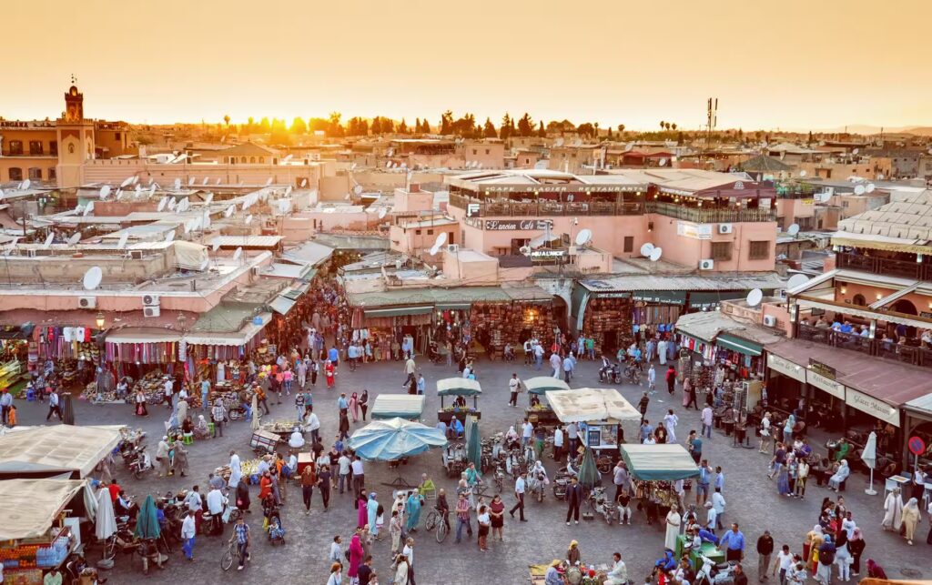 Vu depuis une hauteur sur un marché et la ville au coucher du soleil
