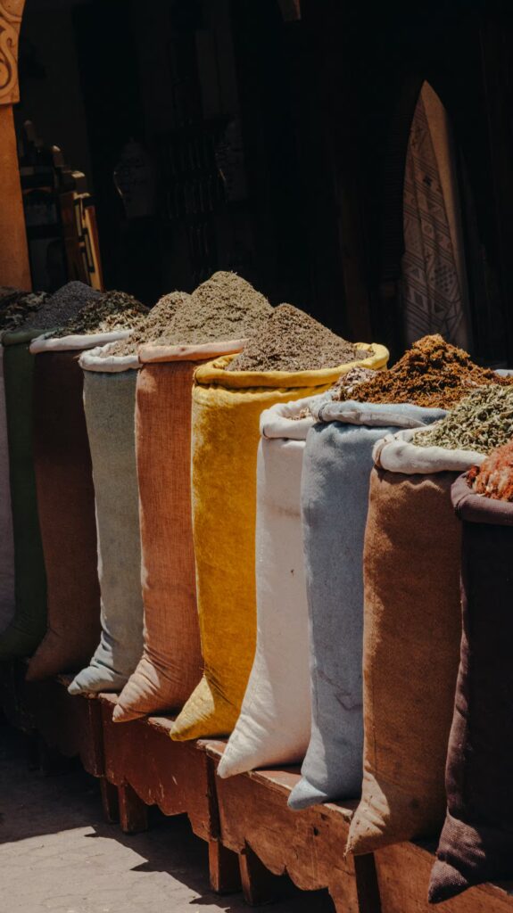 Grands sacs d'épices ouvert aligné sur des petits bancs