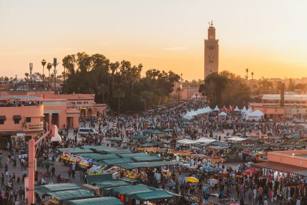 Vue aerienne du marché local au coucher du soleil