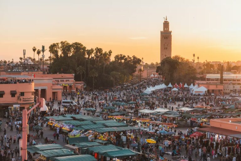Vue aerienne du marché local au coucher du soleil