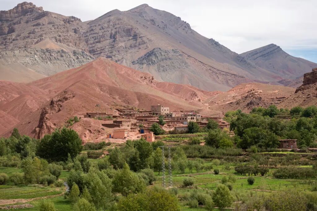 Végétation, village t emontagnes rouges