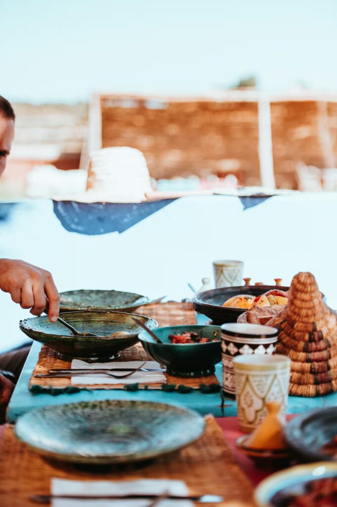 Table dréssée avec des plats servis