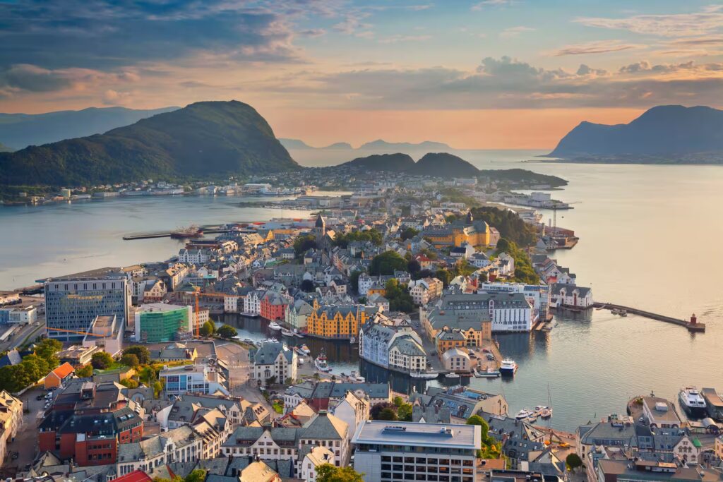Vue sur la ville et relief environnant ainsi que la mer au coucher su soleil
