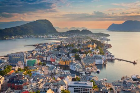 Vue sur la ville et relief environnant ainsi que la mer au coucher su soleil