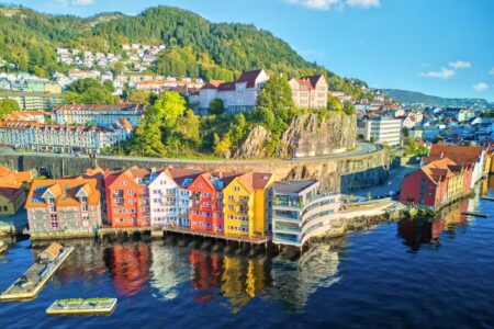 Immeubles colorés sur pilotis avec montagnes et habitations