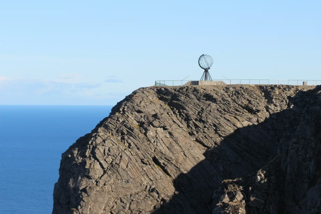 Sculpture globe sur une falaise