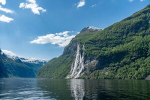 Cascades le long d'une falaise jusqu'au fjord