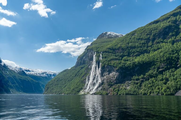 Cascades le long d'une falaise jusqu'au fjord