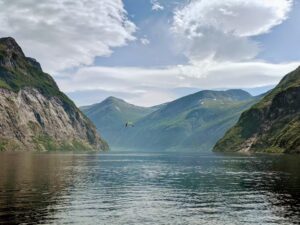 Fjord et montagnes