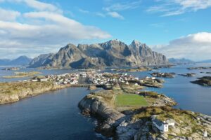 Montagnes en fond, mer et petites iles et ilôts habitées