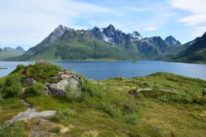 Fjord, vegetation, montagnes un peu enneigées