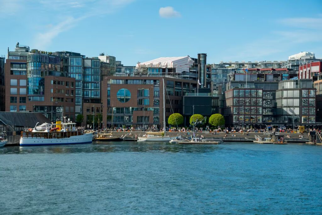 Quais avec population, batiments, bateaux et fleuve