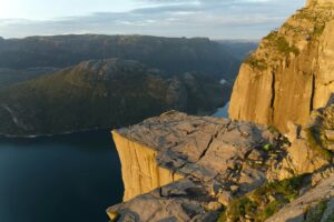 Falaise avec vue fjord au coucher su soleil