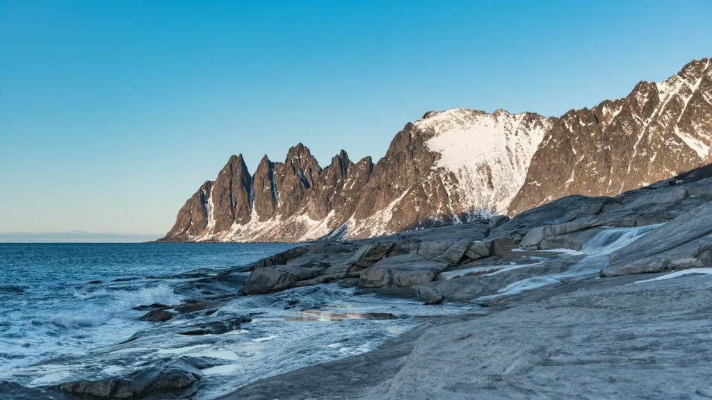 Montagnes rocheuses et enneigée avec plage de roches