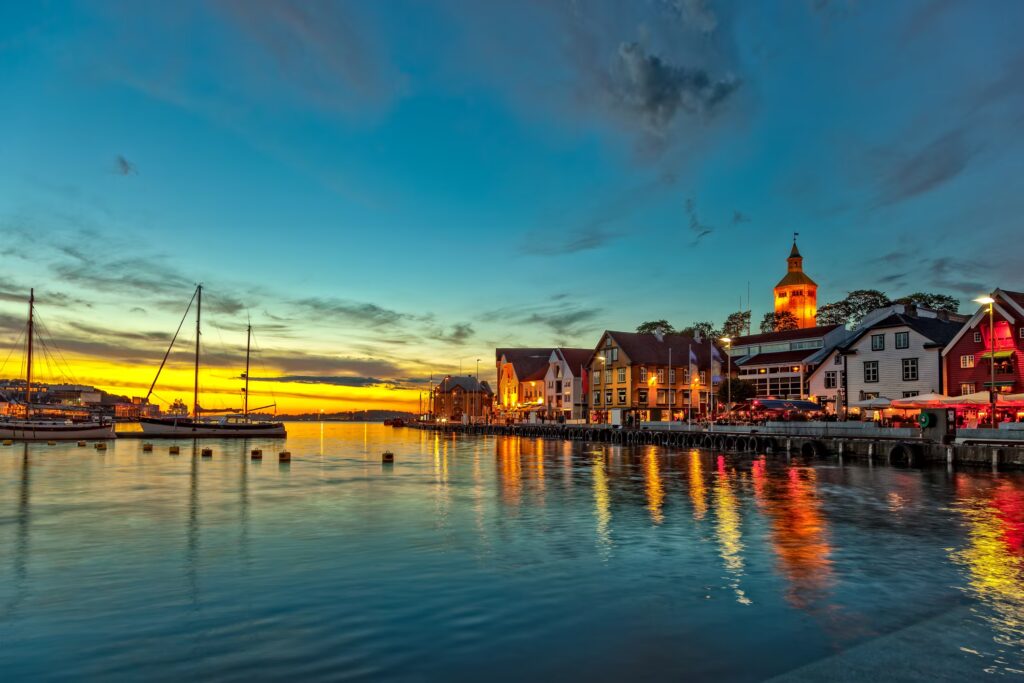 Port et habitations au coucher du soleil