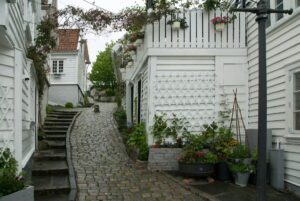 Maisons blanches et rues pavées avec petits pots de fleurs