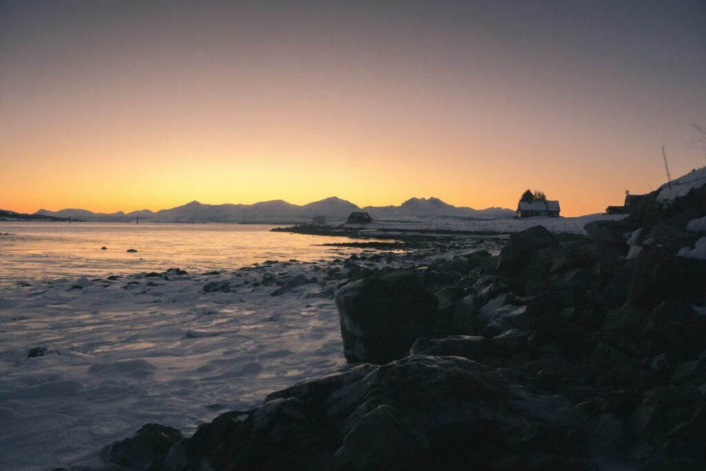 soleil de minuit sur la mer et la neige