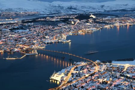 Vue aerienne ville illuminées avec un pont et de l'eau
