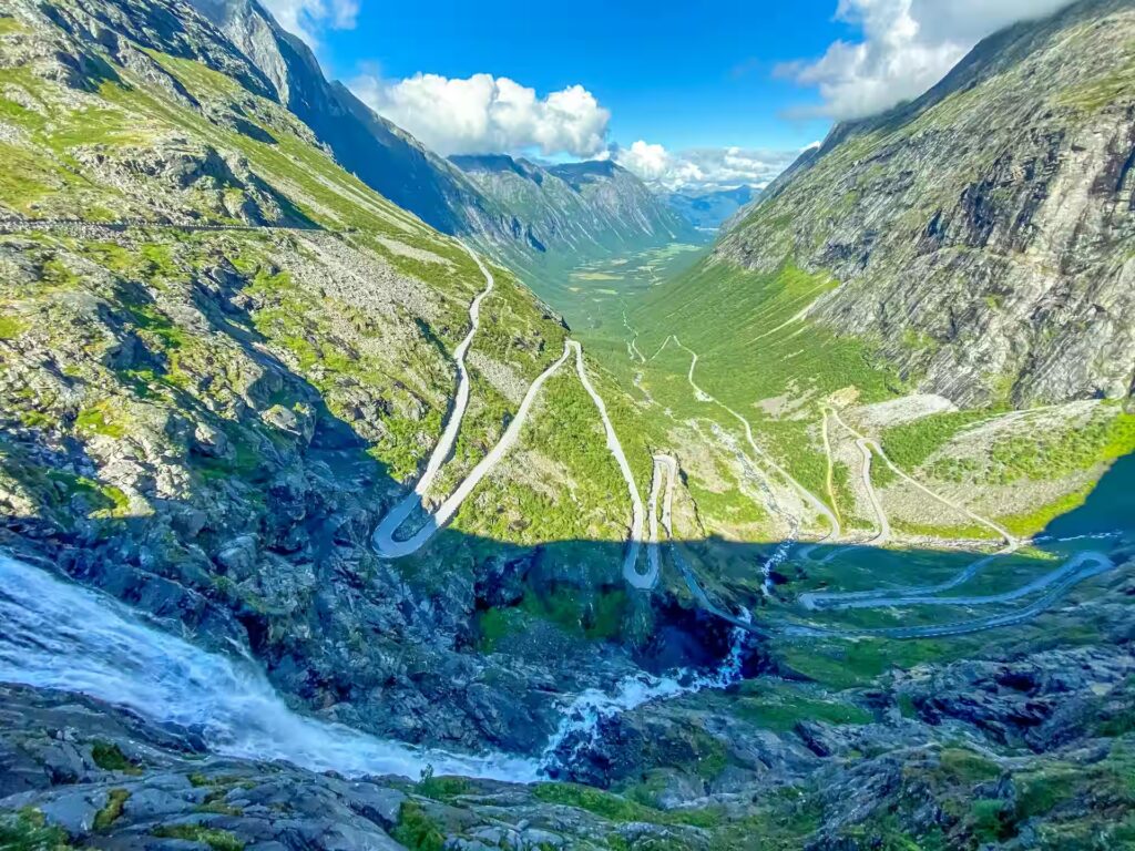 Vue aerienne de la route et ses virages entre montagnes recouvert de végétation