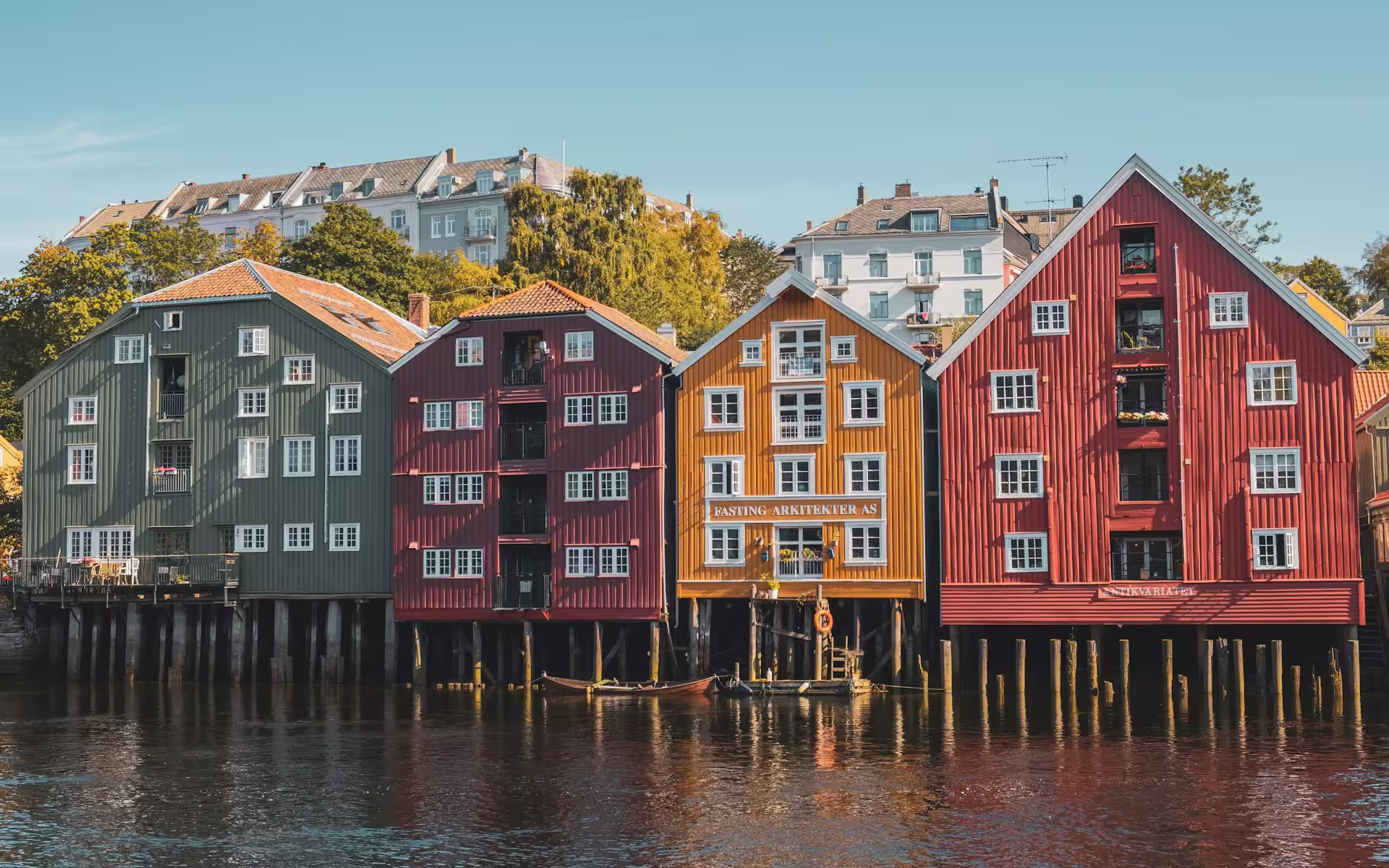 Maisons coloréees sur pilotis