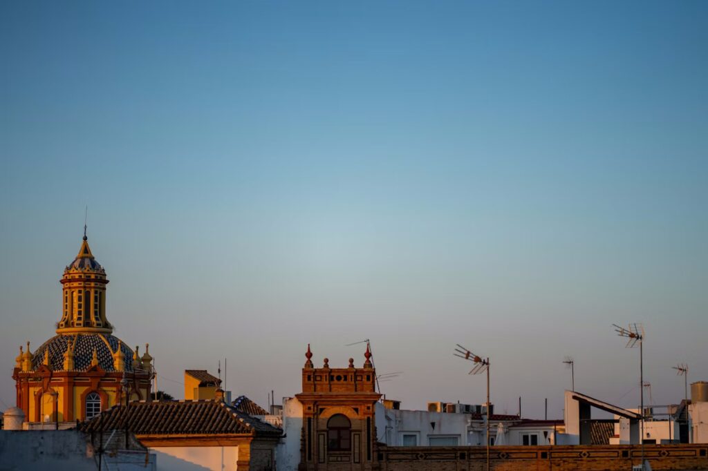 Toits d'immeubles et dome au coucher du soleil