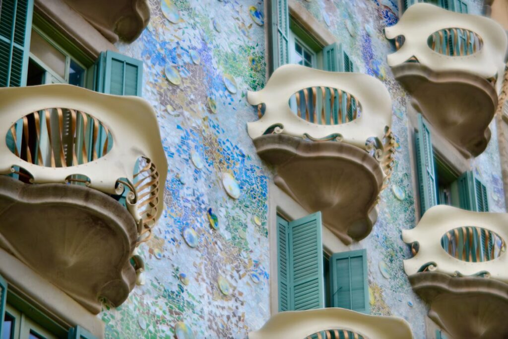Balcons indulés sur mur colorés