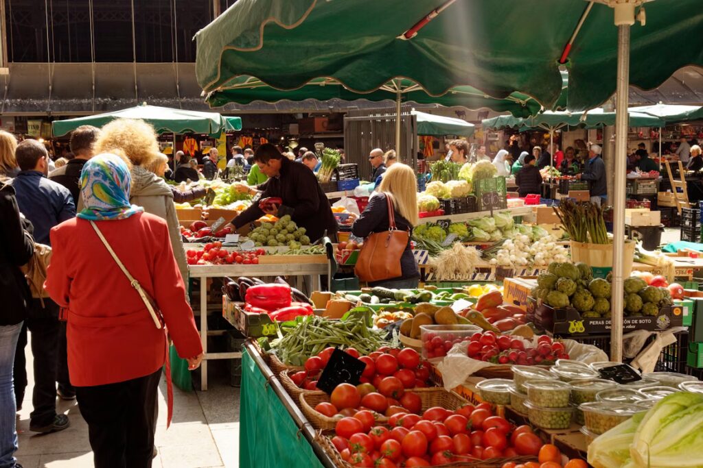 etals de fruits et léguemes avec vendeurs et clients
