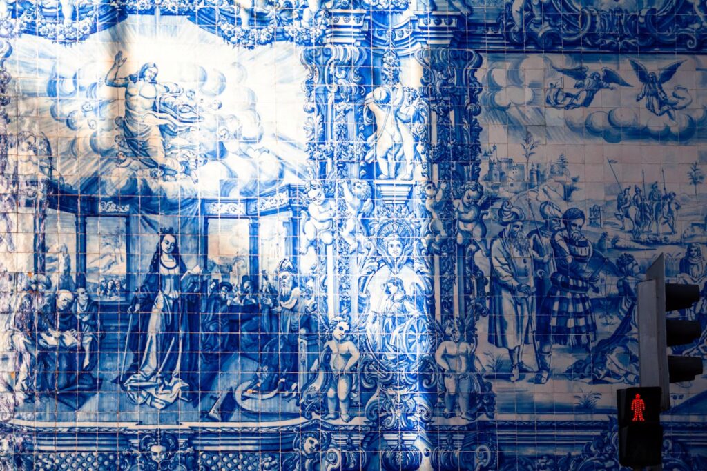 Mur carrelé bleu et blanc représenatnt une fresque