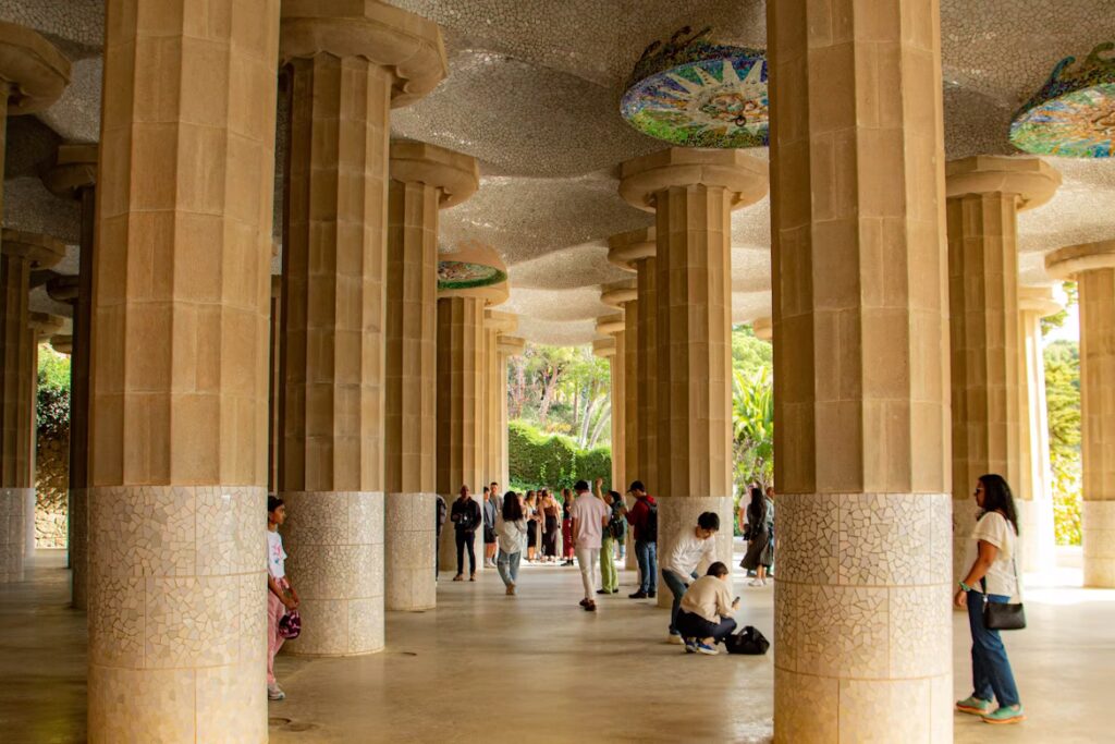 Salle ouverte sur l'exterieur, remplie de colonnes et de personnes