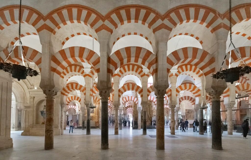 Interieur de batiments remplis d'arcades rayées blanc et orange sur le côté circulaire
