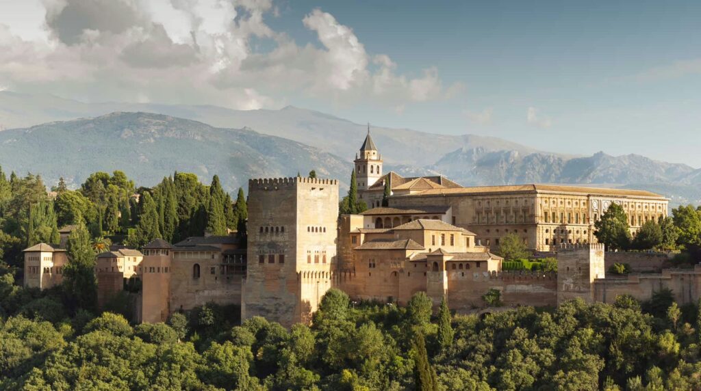 Vue panoramique du palais-forteresse de l'Alhambra à Grenade avec la Sierra Nevada en arrière-plan, Andalousie, Espagne