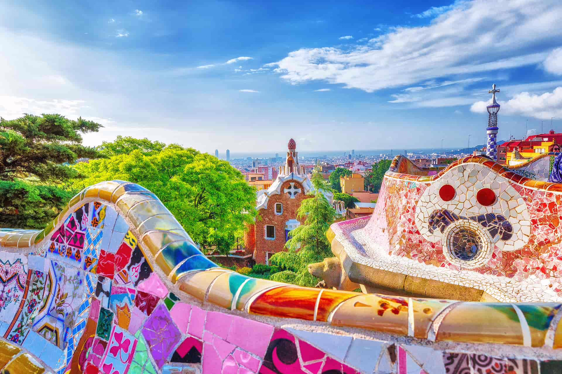 Vue colorée du parc Guell, création de l'architecte Gaudi et vue sur la ville de Barcelone, Espagne