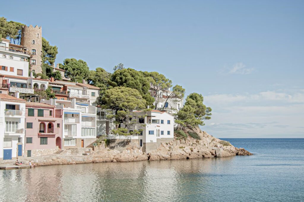 Habitation en bord de mer avec roches et végétation