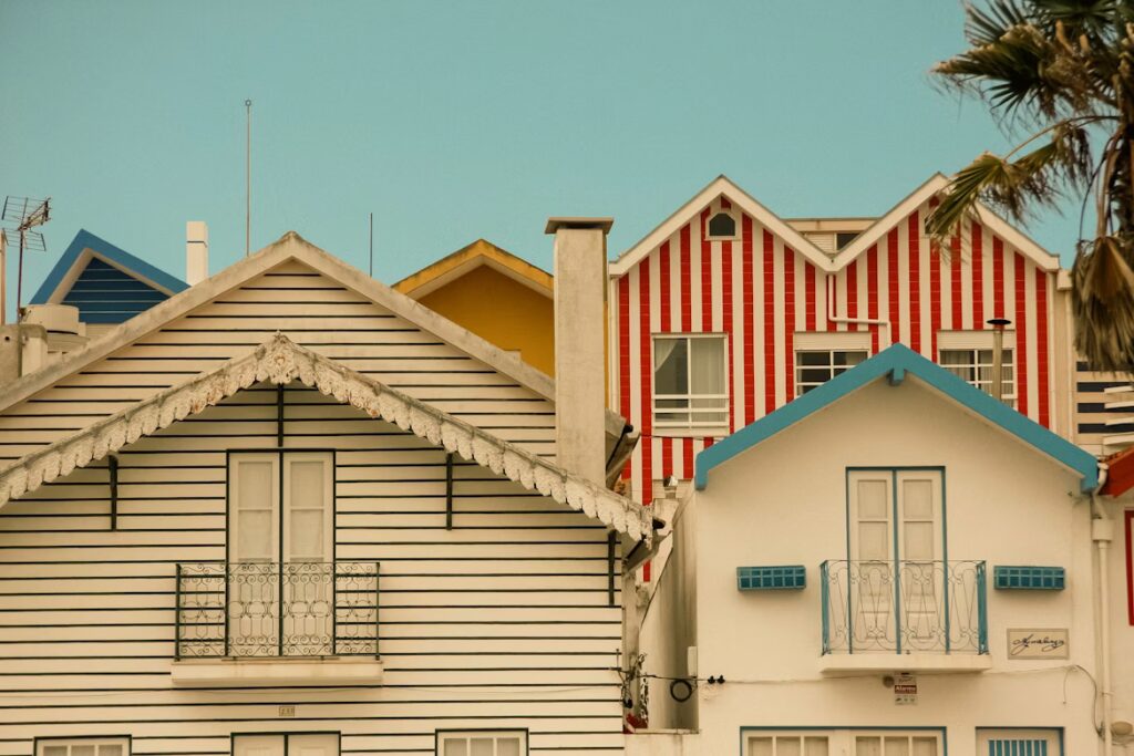 Haut de maisons colorés et blanches avec balcon