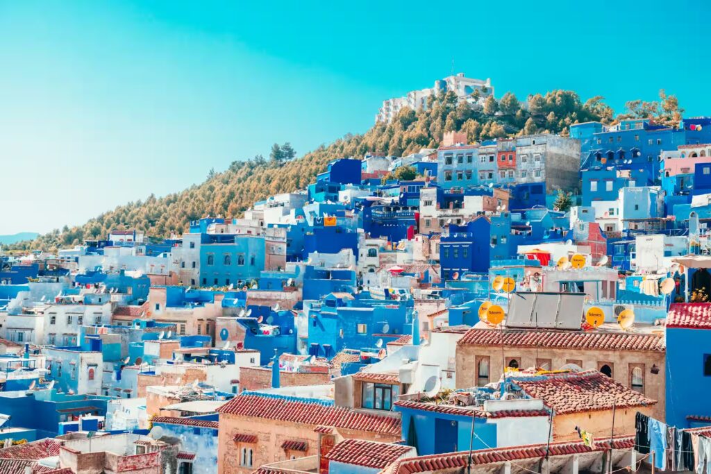 Vue sur la ville de maisons bleues