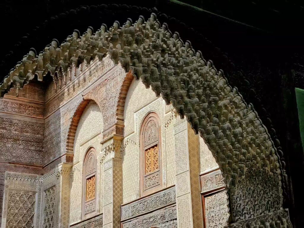façade gravé de motifs, fenêtre fermées