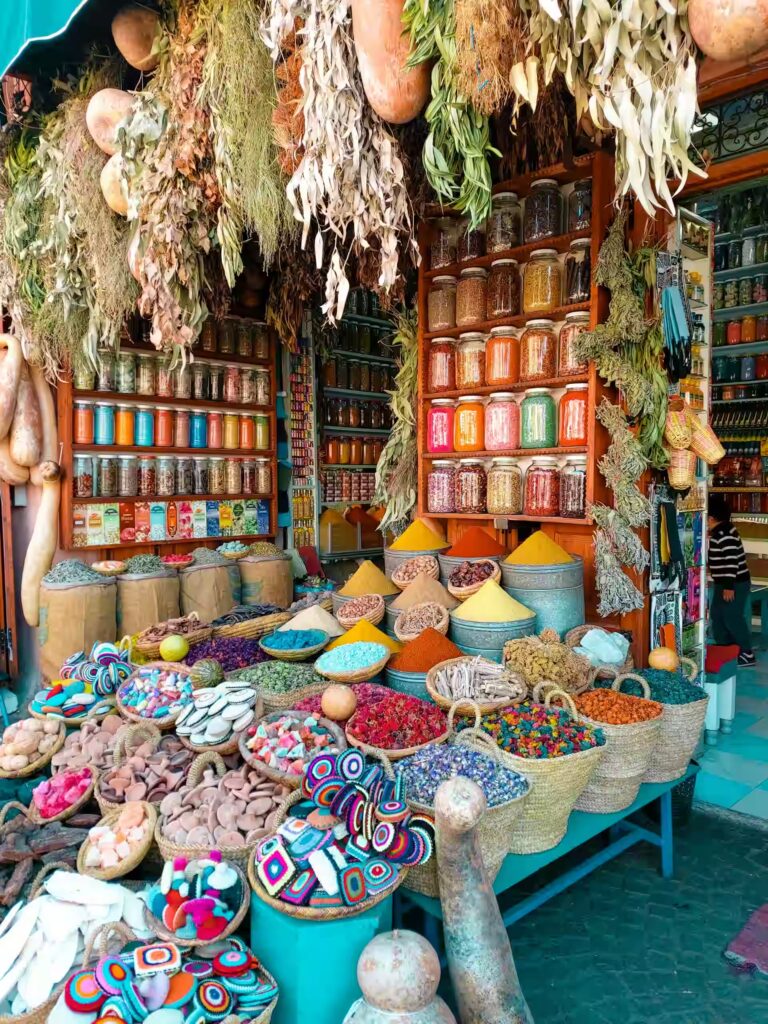 Boutique ouverte d'epices, fleurs séchées