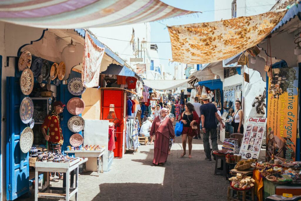 Ruelle pavée bordée de boutiques de produits artisanaux