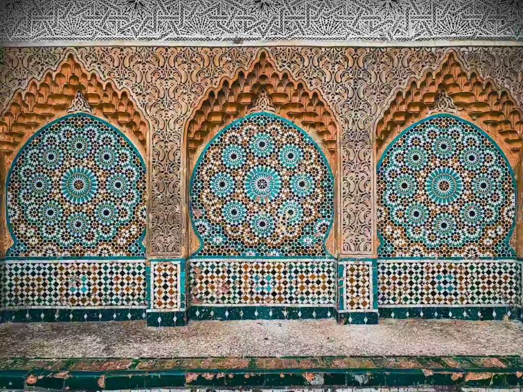 Façade d'un batiment avec mosaïque coloré et gravures